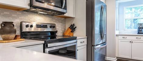 Kjøleskap, mikrobølgeovn, ovn og kokeplater