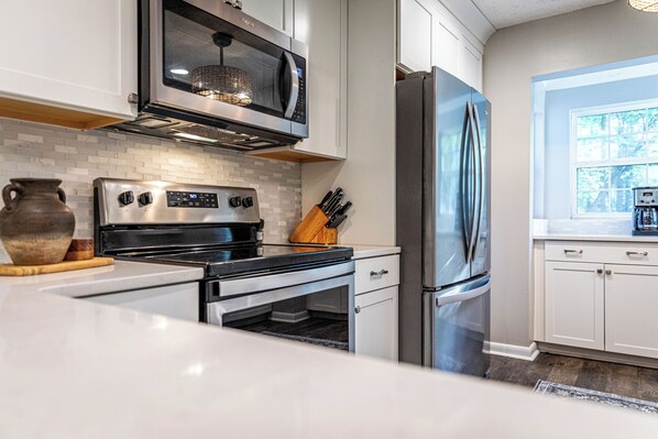 Fridge, microwave, oven, stovetop - Lakefront retreat with private dock & bunk room – perfect for families (Eatonton)