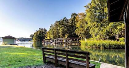 Lakefront retreat with private dock & bunk room – perfect for families