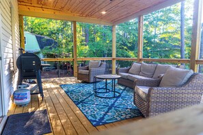 Terrace/patio - Lakefront retreat with private dock & bunk room – perfect for families (Eatonton)