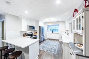 Kjøleskap, mikrobølgeovn, ovn og kokeplater