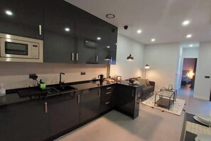 Kjøleskap, mikrobølgeovn, kokeplater og kaffetrakter/tekoker