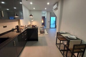 Kjøleskap, mikrobølgeovn, kokeplater og kaffetrakter/tekoker