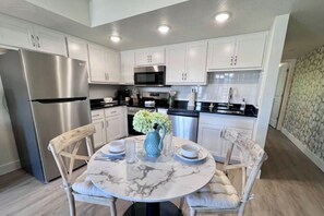 Kjøleskap, mikrobølgeovn, ovn og kokeplater