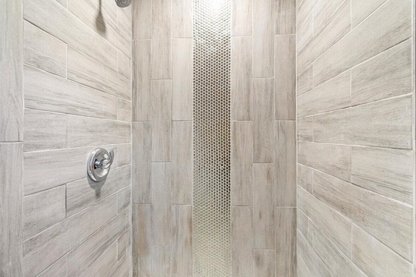 Douche, serviettes fournies, savon, papier toilette