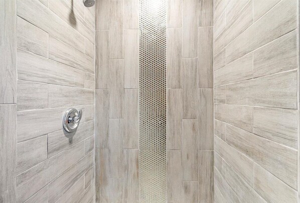 Regadera, toallas, jabón, papel de baño 
