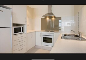 Private kitchen - Perfect seaside location for your holiday, walking distance to shops & cafes (Coolangatta)