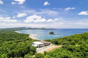 Sun-loungers, beach towels - Flamingo Luxury Makai Villa Next to the Beach (Playa Flamingo)