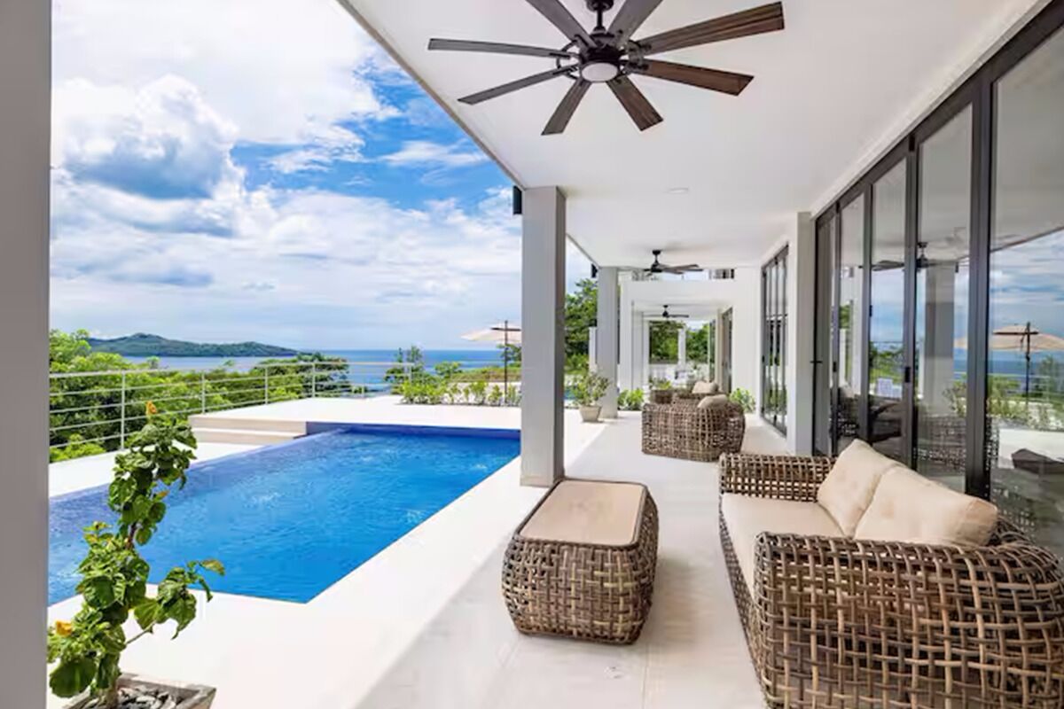 Utendørsbasseng og et oppvarmet basseng