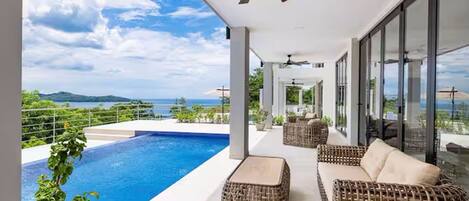 Utendørsbasseng og et oppvarmet basseng