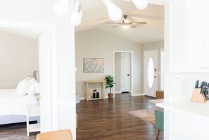 3 habitaciones, tabla de planchar con plancha, wifi y ropa de cama 