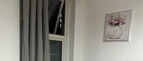 1 makuuhuone, tallelokero huoneessa, työpöytä, silitysrauta/-lauta