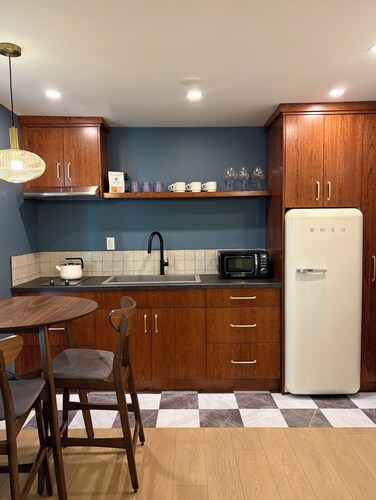 Modern 2BR Charm– Prime Location