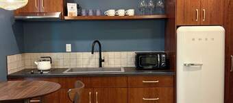 Modern 2BR Charm– Prime Location