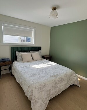 2 bedrooms, internet, bed sheets