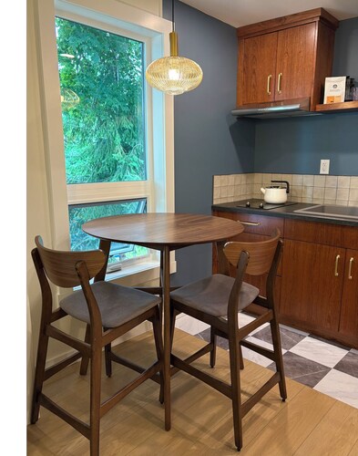 Modern 2BR Charm– Prime Location