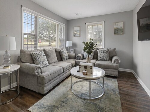 Stylish Memphis Home w/ Large Yard + Cozy Interior