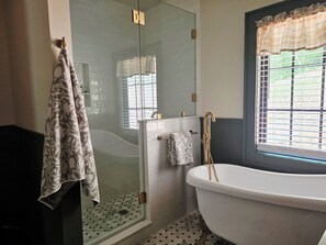 Regadera, amenidades de baño ecológicas, secadora de cabello, toallas 