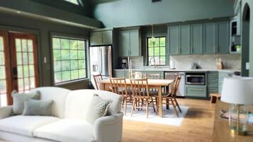 Una Smart TV, una chimenea, libros