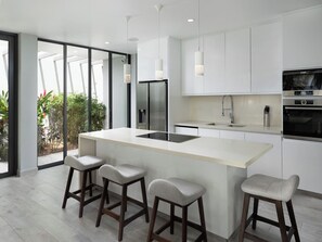 Réfrigérateur, four à micro-ondes, un four, surface de cuisson