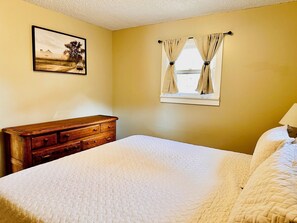 Tallelokero huoneessa, silitysrauta/-lauta, vauvan matkasänky