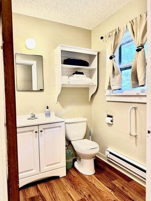 Pyyhkeet, saippua, sampoo, vessapaperi