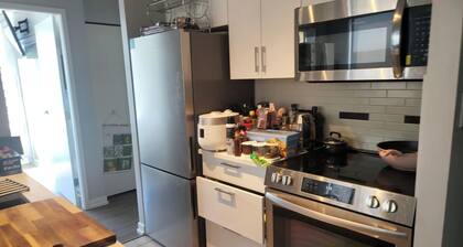 Charming 2-bedroom building with fitness room and AC in lovely Vancouver