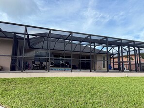 Exterior - SALTWATER POOL and SPA, on CANAL in marvelous Port Charlotte (Port Charlotte)