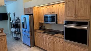 Frigorifero, microonde, forno, piano cottura