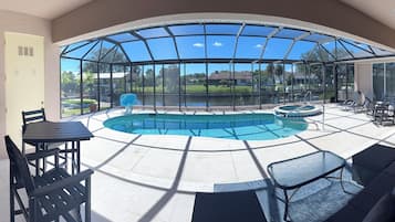 Piscina all'aperto, una piscina riscaldata