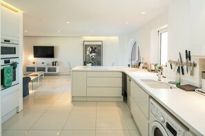 Refrigerador, horno, parrilla de estufa y lavavajillas 