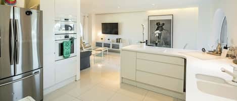 ثلاجة، فرن، موقد طهي مسطح، غسالة أطباق