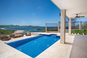 Una piscina al aire libre, una piscina climatizada