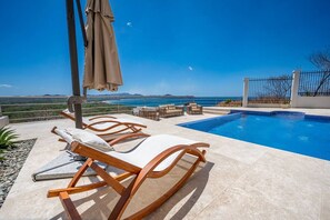 Una piscina al aire libre, una piscina climatizada