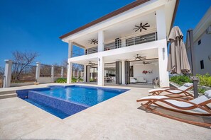 Una piscina al aire libre, una piscina climatizada