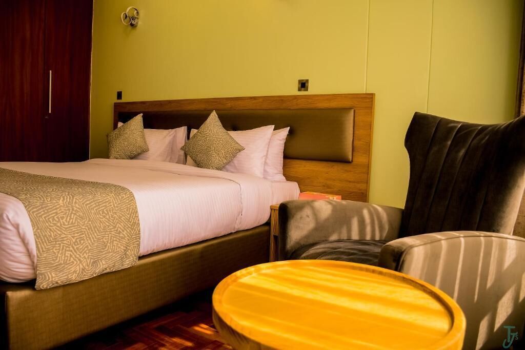 Habitación doble superior, vistas a la ciudad | Espacio para trabajar con un portátil, wifi gratis, ropa de cama