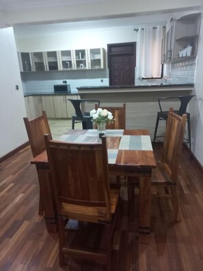 Quarto casal superior, vista para a cidade | Espaço de trabalho para notebook, Wi-Fi de cortesia, roupa de cama