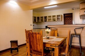 Espacio para trabajar con laptop, wifi gratis y ropa de cama