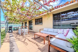 Outdoor dining - Under the Grapevines with Pool & BBQ (Dubbo)
