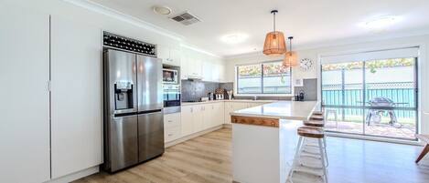 Refrigerador, microondas, horno y parrilla de estufa