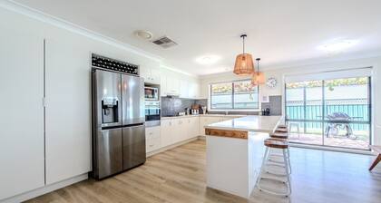 Under the Grapevines with Pool & BBQ