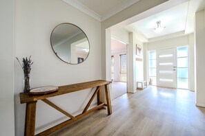 Interior - Under the Grapevines with Pool & BBQ (Dubbo)