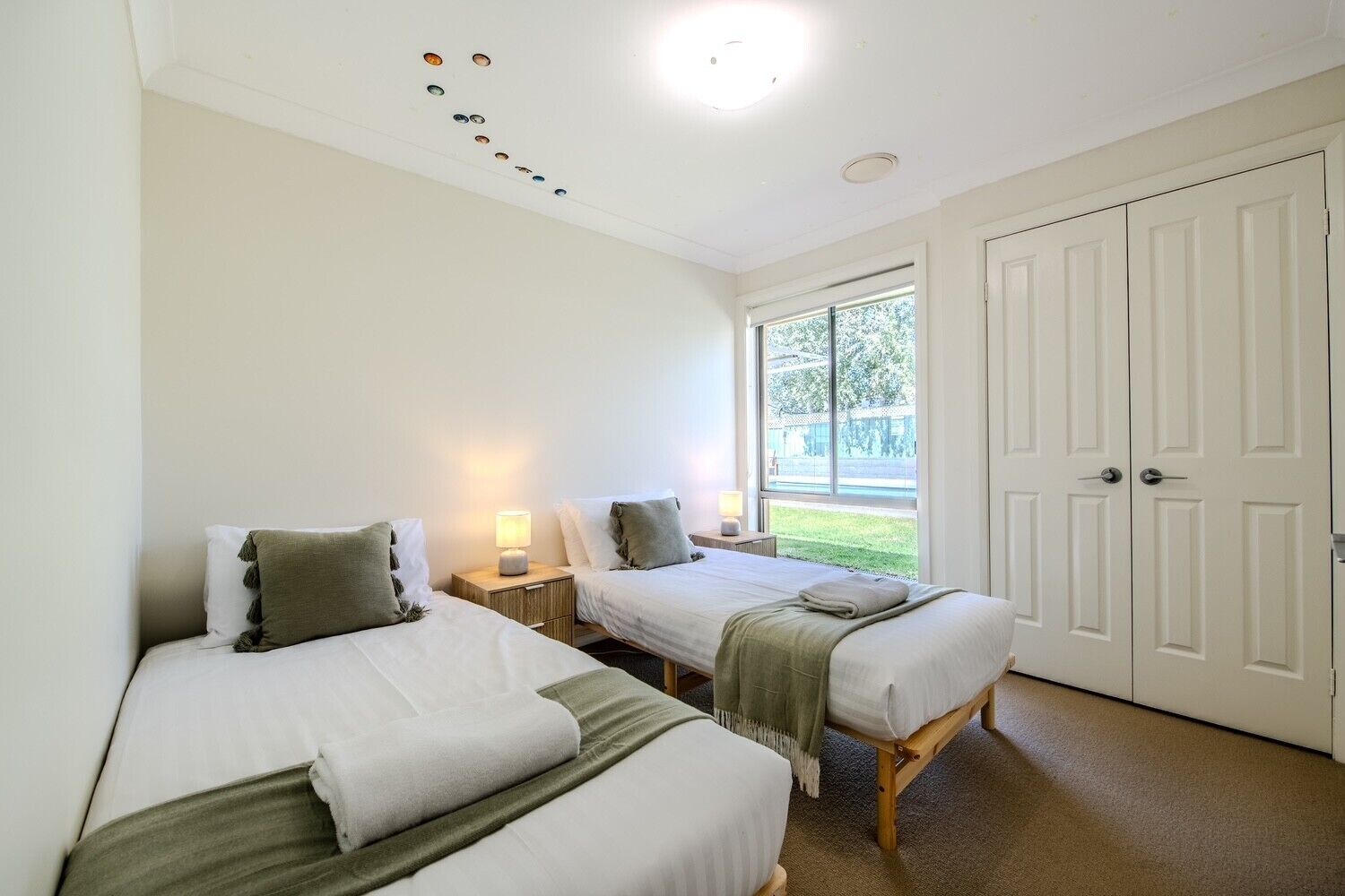 4 bedrooms, desk, iron/ironing board, travel crib