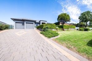 Property grounds - Under the Grapevines with Pool & BBQ (Dubbo)