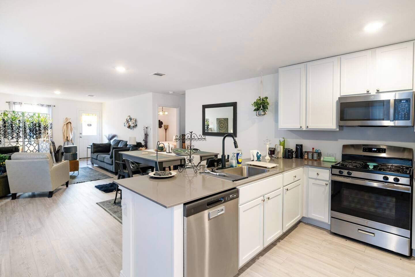 Jääkaappi, mikroaaltouuni, uuni, liesi