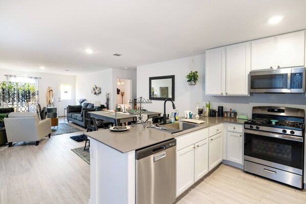 Refrigerador, microondas, horno y parrilla de estufa