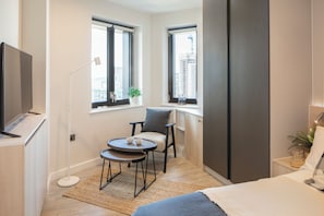 Studio | Yksilöllisesti sisustettu, yksilöllisesti kalustettu, työpöytä
