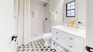 Dusj, hårføner, håndklær og toalettpapir