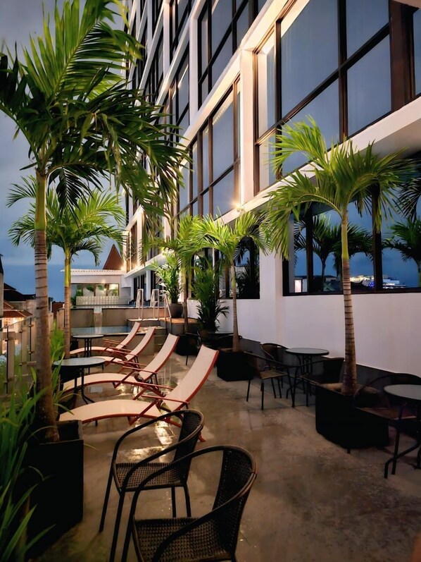 Una piscina al aire libre