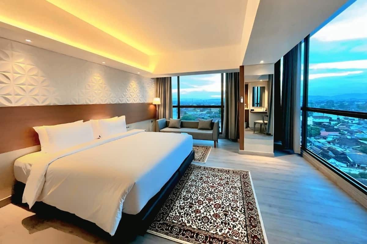 Grand kamer (Corner Suite) | Een kluis op de kamer, een bureau, gratis wifi, beddengoed
